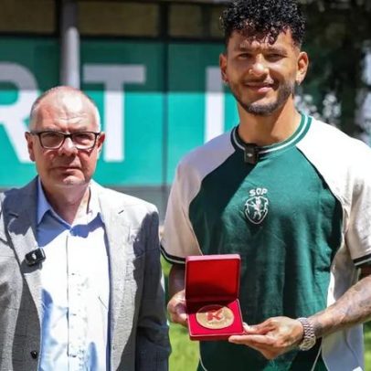 Luis Suárez recebe Record de Ouro e destaca conquista coletiva