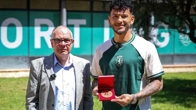 Luis Suárez recebe Record de Ouro e destaca conquista coletiva