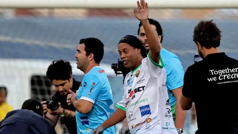 Amigos de Ronaldinho e Deco encantam com fado e samba no Restelo