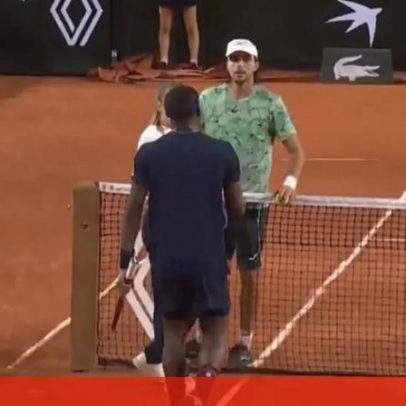 Jaime Faria troca palavras com Frances Tiafoe em Roland Garros