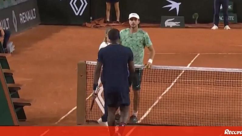 Jaime Faria troca palavras com Frances Tiafoe em Roland Garros