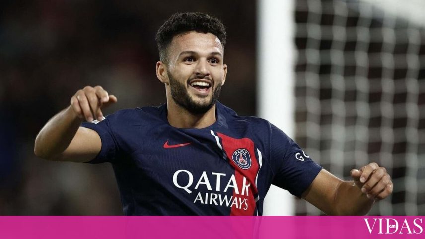Gonçalo Ramos aparece com o filho ao colo no relvado do PSG