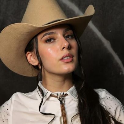 Ana Castela recebe presente inusitado de fã durante espetáculo