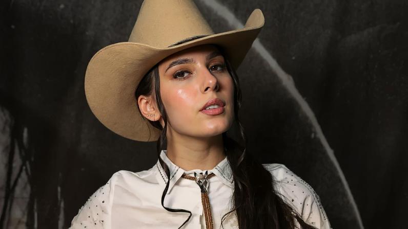 Ana Castela recebe presente inusitado de fã durante espetáculo