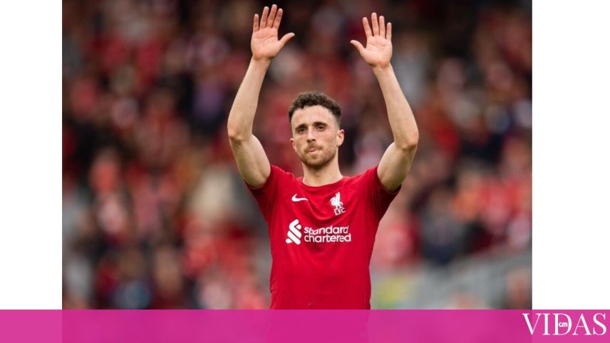 Diogo Jota acena para os adeptos