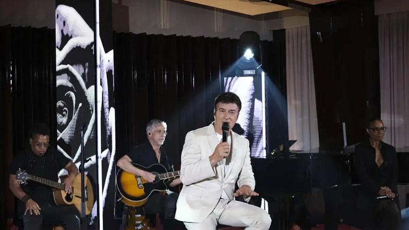 Tony Carreira cantou no seu estúdio