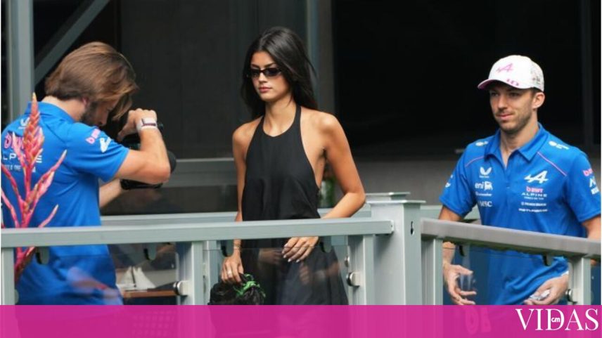 Pierre Gasly ajuda a segurar o vestido de Kika Cerqueira Gomes durante evento