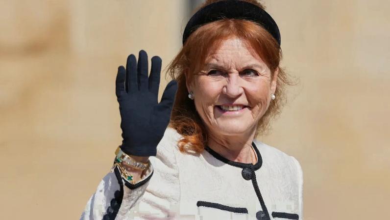 Sarah Ferguson sorri e acena num evento