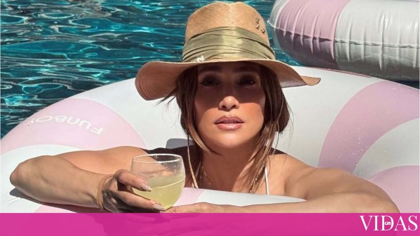 Jennifer Lopez revela perda de peso em novas fotos de biquíni