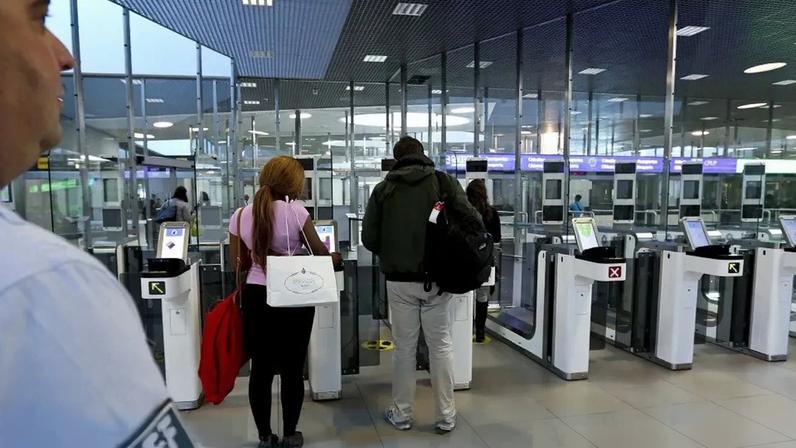 Aeroporto de Lisboa recebe mais caixas de controlo manual de fronteiras