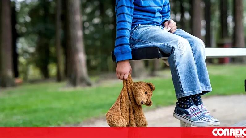 Cebola no olho de menina durante disputa de guarda entre pais divorciados
