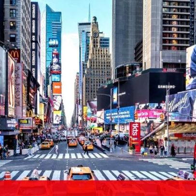 Mulher morre após queda em sarjeta no centro de Nova Iorque
