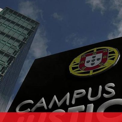 Oficial de justiça acusado de tráfico de armas em silêncio no tribunal