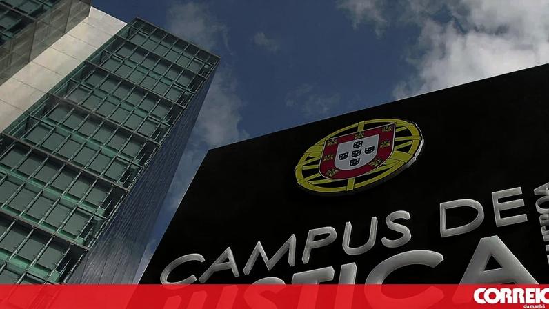 Oficial de justiça acusado de tráfico de armas em silêncio no tribunal
