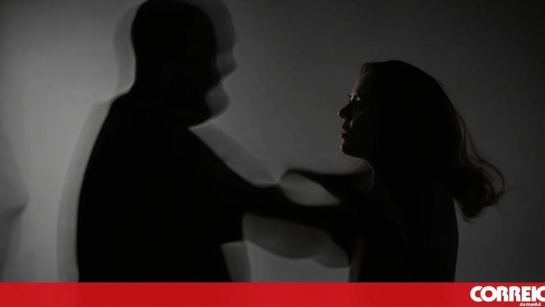 Sombra de homem e mulher sugere violência doméstica