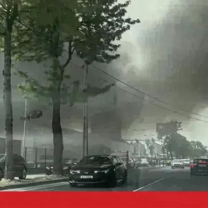 Incêndio em armazém em Vila Franca de Xira junto à A1 com dezenas de bombeiros