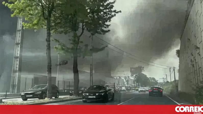 Incêndio em armazém em Vila Franca de Xira junto à A1 com dezenas de bombeiros