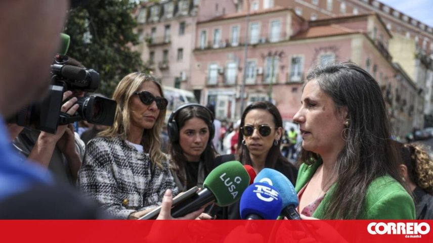 Isabel Mendes Lopes fala aos jornalistas durante a marcha do Dia do Trabalhador convocada pela CGTP-IN