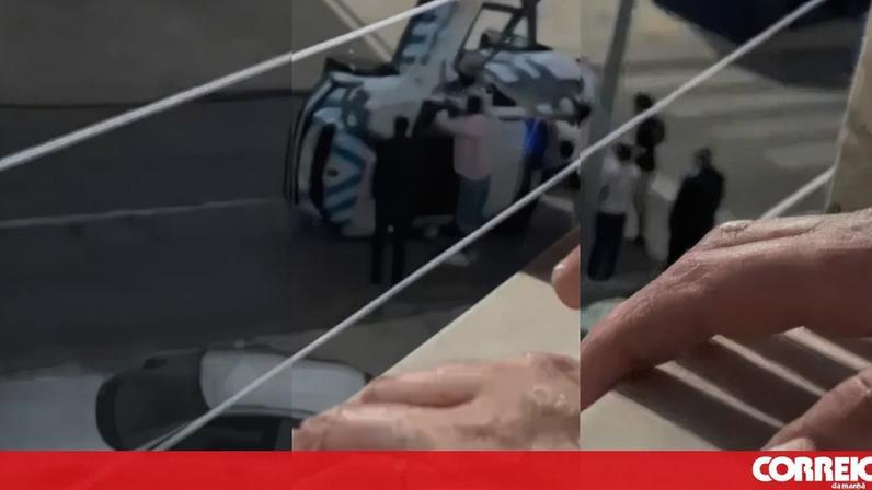 Carro da PSP fica imobilizado de lado após colisão no Seixal