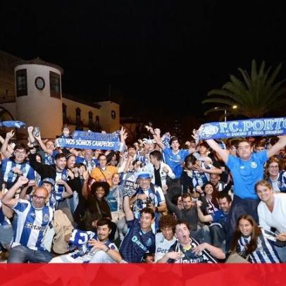 Adeptos do FC Porto festejam troféu forjado no mercado