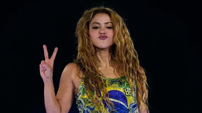 Shakira atua para dois milhões de fãs em Copacabana, Rio de Janeiro