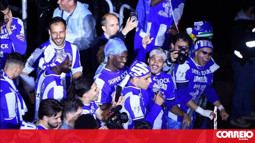 Jogadores do FC Porto nos festejos que ocorreram no dia da conquista do campeonato