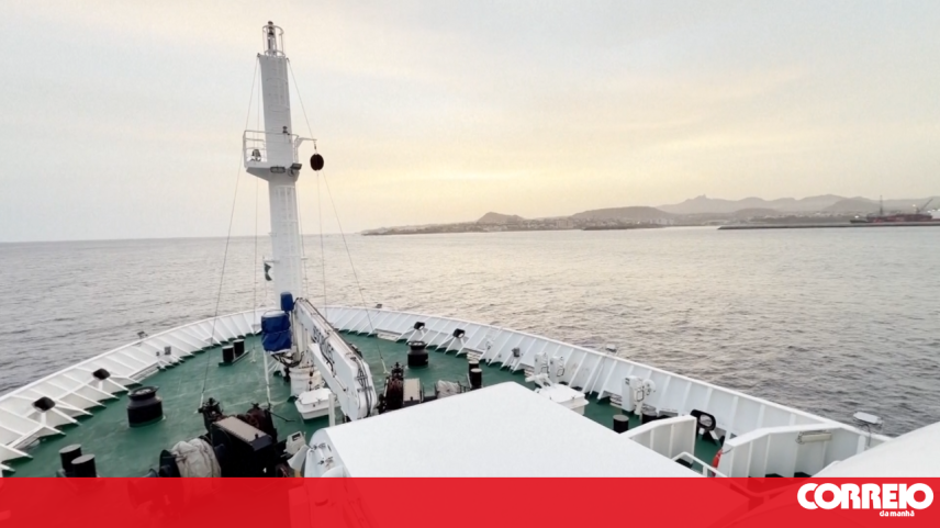 Imagens mostram interior de cruzeiro retido em Cabo Verde após surto de hantavírus