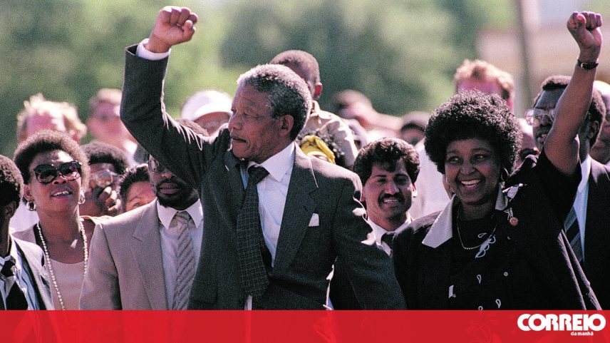 Nelson Mandela, de punho erguido, no dia da sua libertação