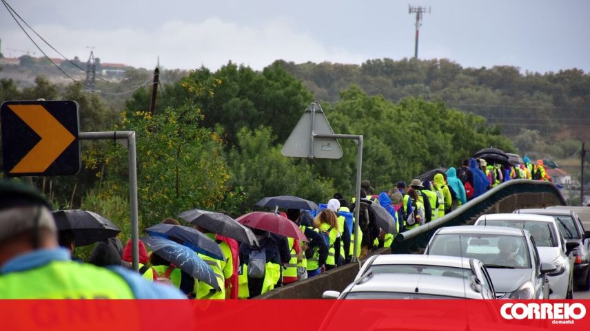 GNR pede cuidado na estrada devido a peregrinos a caminho de Fátima