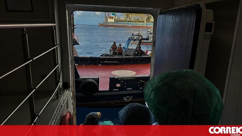 Primeiro grupo de passageiros de cruzeiro com surto de hantavírus deixou o navio