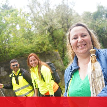 Peregrinos a caminho de Fátima: Mónica carrega a Santa há mais de 10 anos