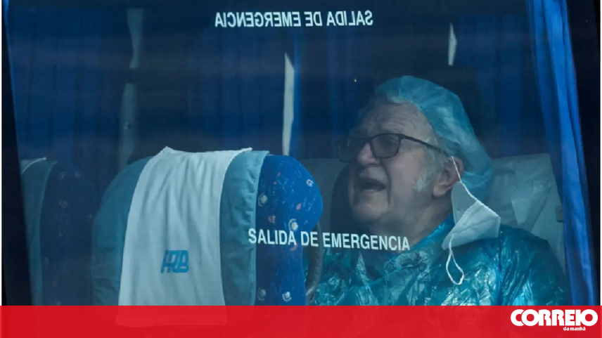 Passageiros de navio infetado com hantavírus retiraram máscaras em autocarro