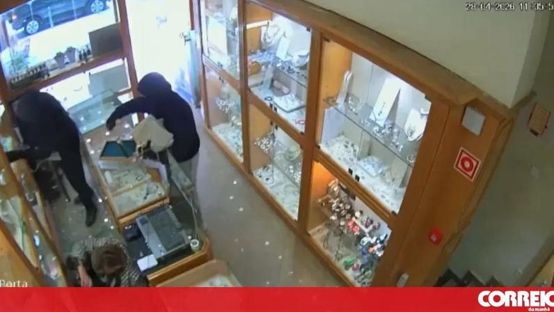 Vídeo mostra minuto de terror durante assalto a ourivesaria em Almada