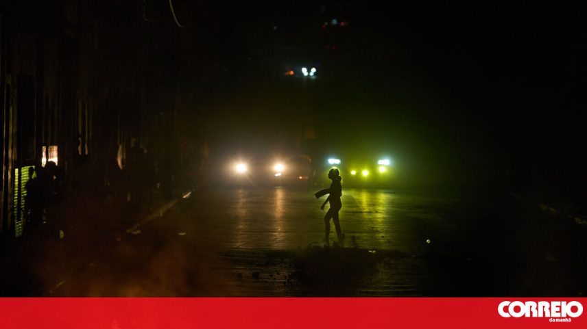 Moradores de Havana protestam contra os prolongados cortes de energia em Cuba, 13 de maio de 2026