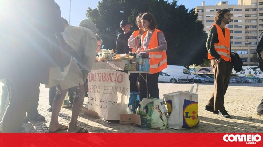 Jovens do movimento Climáximo redistribuem alimentos tirados de supermercado