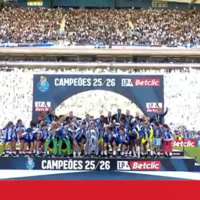 Diogo Costa ergue o troféu de campeão pelo FC Porto no Dragão