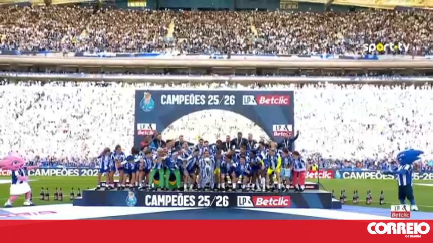FC Porto ergue taça de campeão nacional no Estádio do Dragão e dá início aos festejos na Invicta