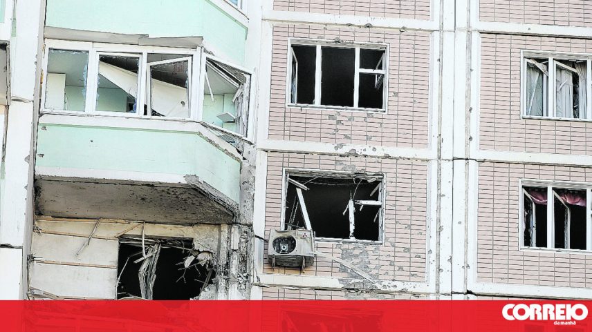 Prédio de apartamentos danificado após ataque com drones nos arredores de Moscovo