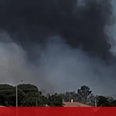 Incêndio em Faro ameaça habitações e consome carros
