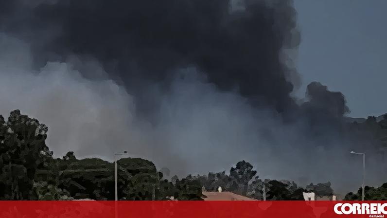 Incêndio em Faro ameaça habitações e consome carros