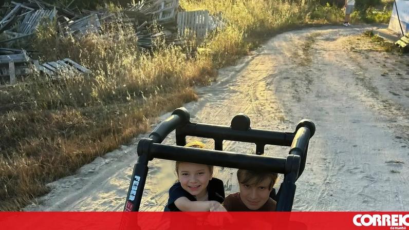 Crianças em Alcácer do Sal são vendadas pelos pais para procurar brinquedo