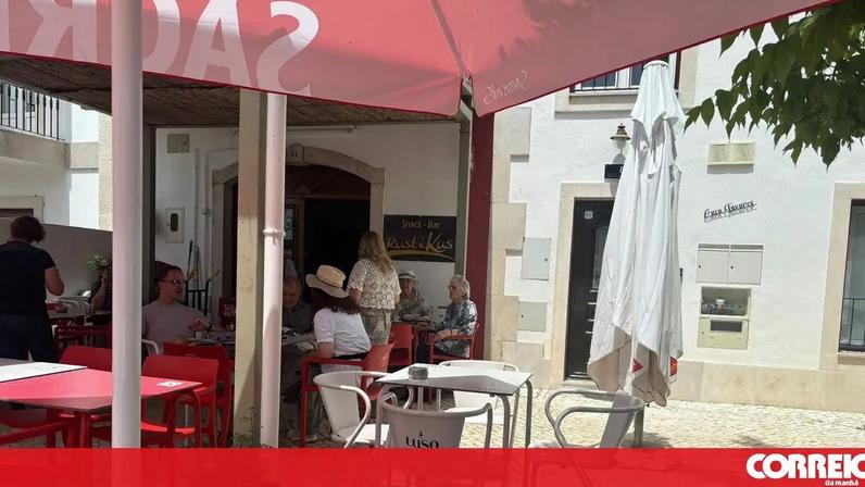 Irmãos abandonados após comer carapaus fritos e leite achocolatado