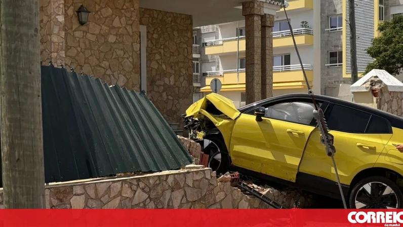 Carro despista-se e destrói fachada de casa em Cascais