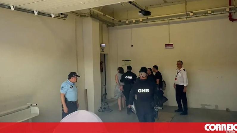 Mãe canta e padrasto diz 'amo-vos': A chegada ao tribunal do casal que abandonou crianças francesas