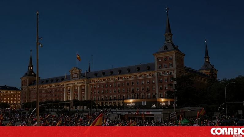 Manifestantes com bandeiras espanholas participam num protesto contra o governo do primeiro-ministro Pedro Sánchez em Madrid, Espanha, no sábado, 23 de maio de 2026.