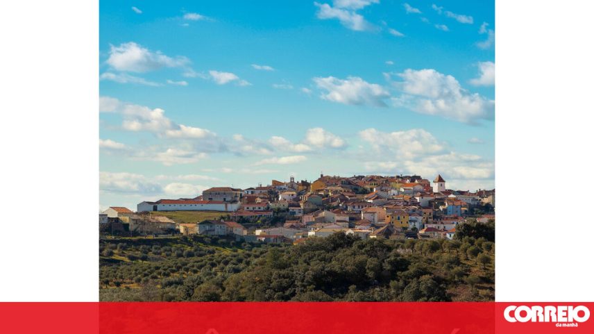 Paisagem de Alfândega da Fé, em Trás-os-Montes, com céu azul e nuvens