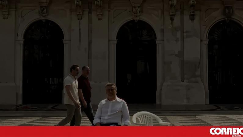 Carlos Moedas recebe Bad Bunny em Lisboa com cadeiras brancas