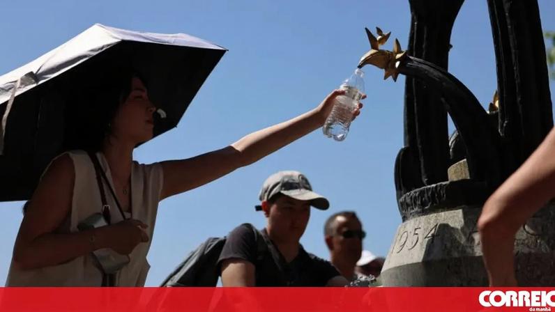Europeus recorrem a guarda-sóis e fontes para enfrentar onda de calor