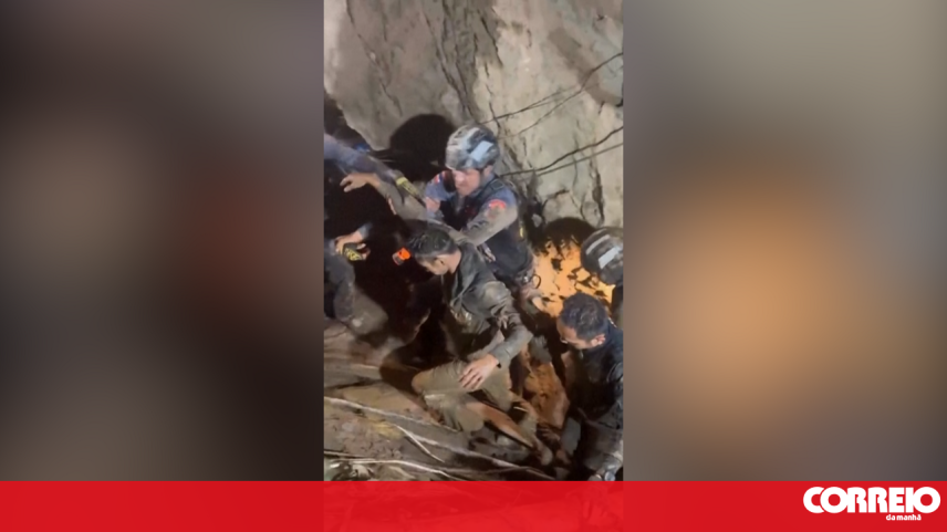 Cinco sobreviventes resgatados de gruta inundada no Laos, duas desaparecidas