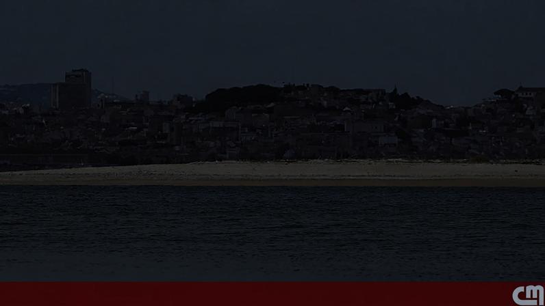 Homem na praia da Ponta dos Corvos